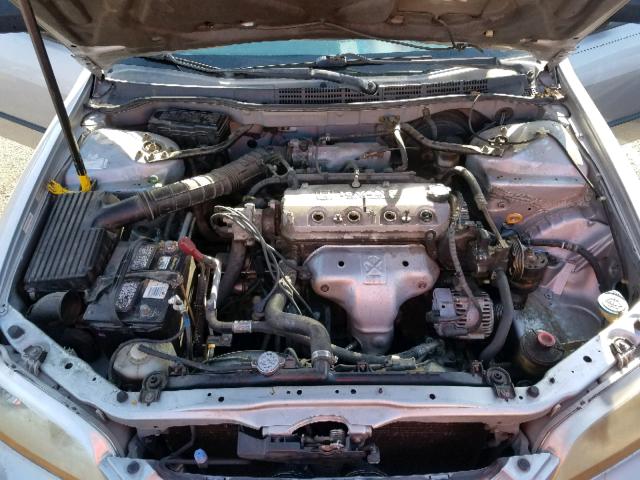 1HGCF8649WA244142 - 1998 HONDA ACCORD DX SILVER photo 7