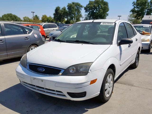 1FAFP34N57W106745 - 2007 FORD FOCUS ZX4 WHITE photo 2