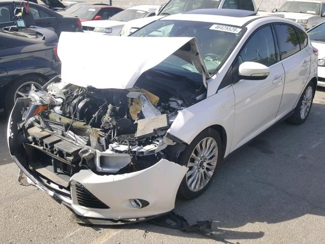 1FAHP3N27CL244327 - 2012 FORD FOCUS TITA WHITE photo 2