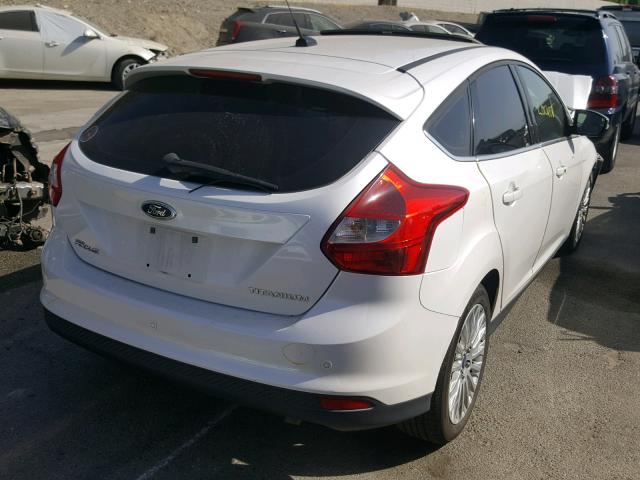 1FAHP3N27CL244327 - 2012 FORD FOCUS TITA WHITE photo 4