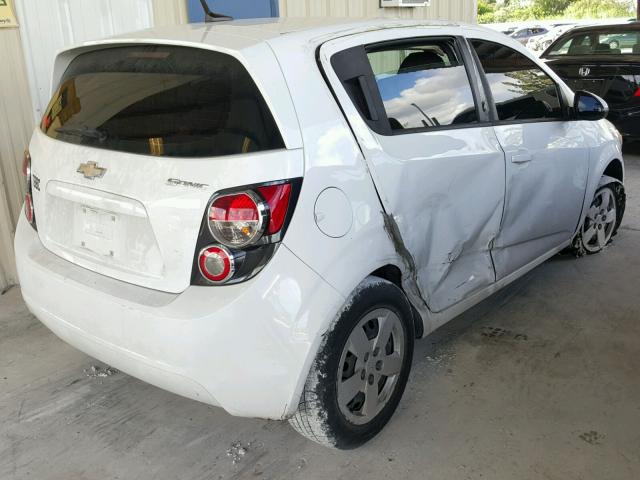 1G1JA6SHXD4230515 - 2013 CHEVROLET SONIC LS 白色 照片 4