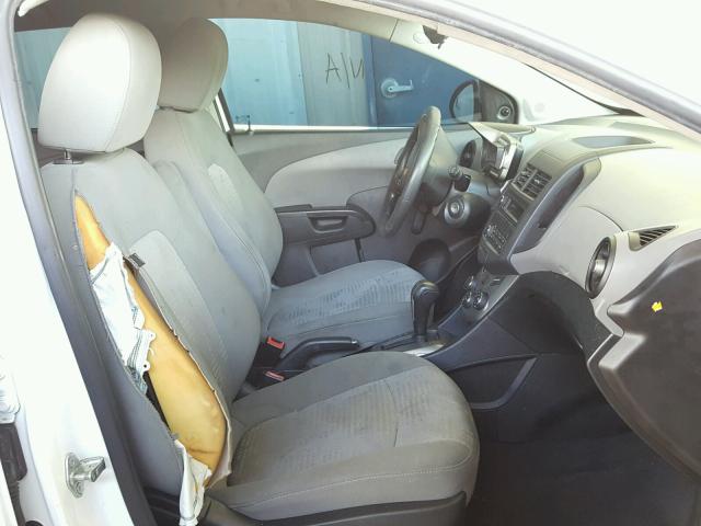 1G1JA6SHXD4230515 - 2013 CHEVROLET SONIC LS 白色 照片 5