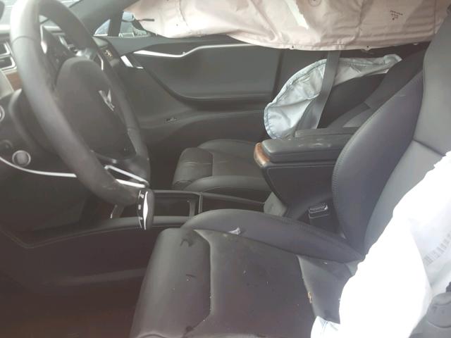 5YJSA1E24HF230241 - 2017 TESLA MODEL S فضي صورة 5