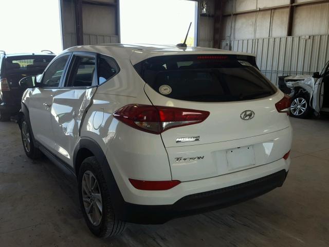 KM8J23A44HU419485 - 2017 HYUNDAI TUCSON SE WHITE photo 3