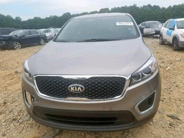 5XYPG4A31JG425667 - 2018 KIA SORENTO LX SILVER photo 9