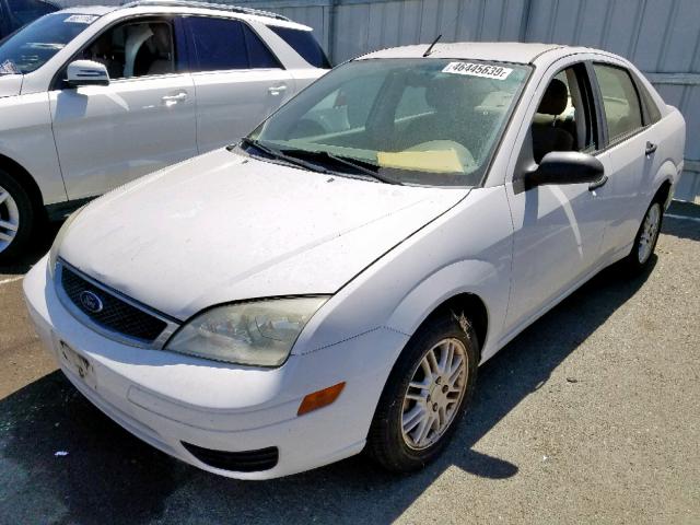 1FAFP34N65W115256 - 2005 FORD FOCUS ZX4 WHITE photo 2