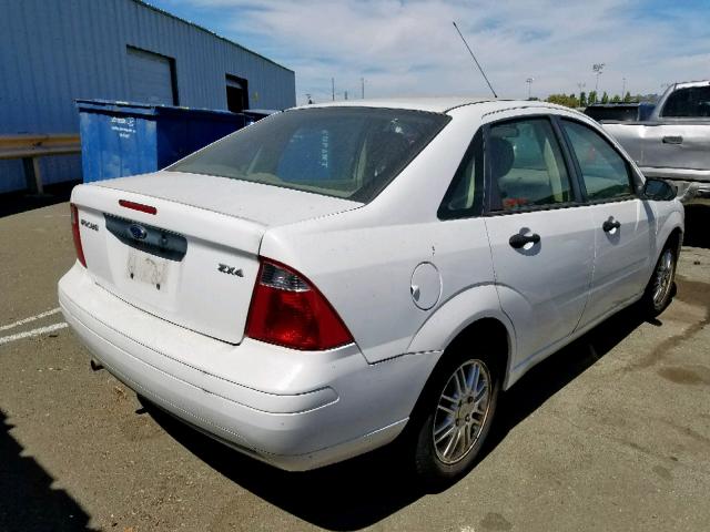 1FAFP34N65W115256 - 2005 FORD FOCUS ZX4 WHITE photo 4