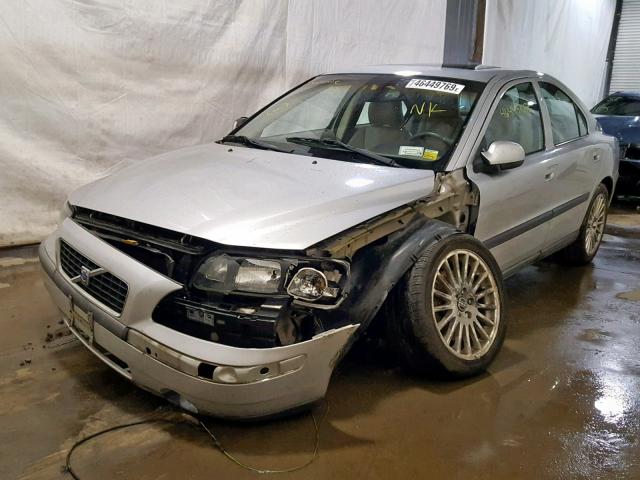 YV1RS53D822109448 - 2002 VOLVO S60 T5 SILVER photo 2