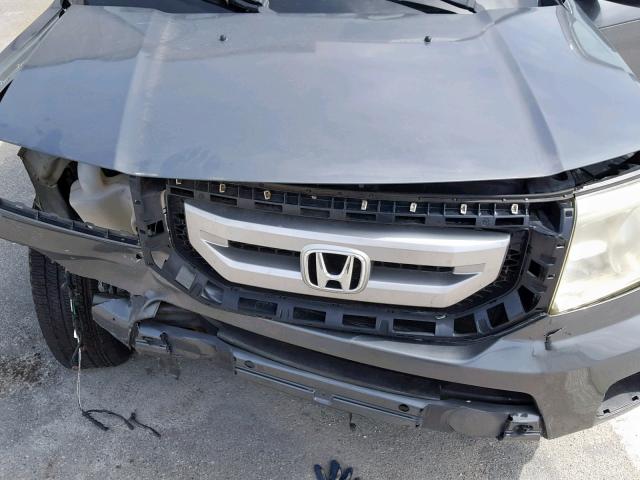 5FNYF3H27AB004705 - 2010 HONDA PILOT LX GRAY photo 7