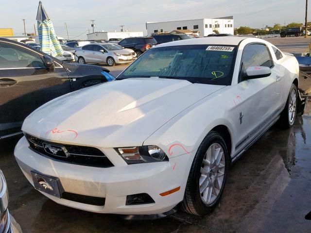 1ZVBP8AM2C5249425 - 2012 FORD MUSTANG WHITE photo 2