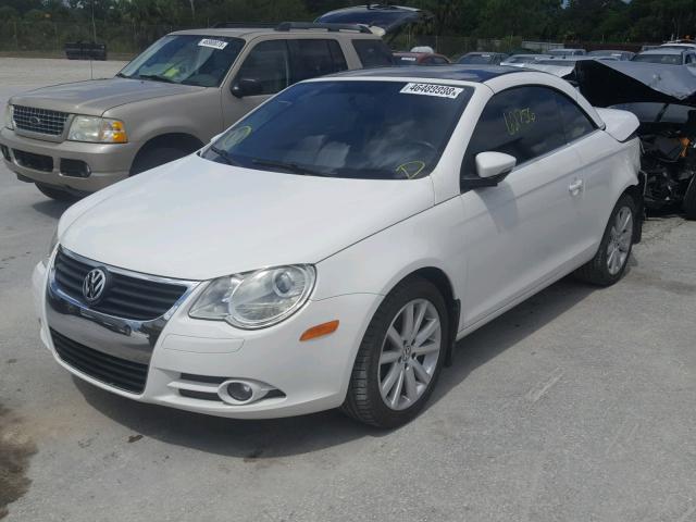 WVWBW7AH7BV002550 - 2011 VOLKSWAGEN EOS KOMFOR WHITE photo 2