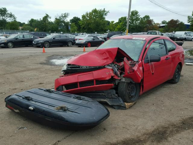 1FAHP32N08W174612 - 2008 FORD FOCUS S/SE RED photo 2