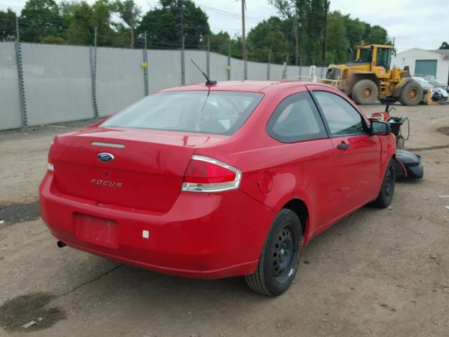 1FAHP32N08W174612 - 2008 FORD FOCUS S/SE RED photo 4