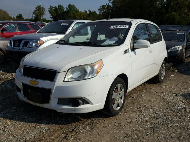 KL1TD6DE1AB111325 - 2010 CHEVROLET AVEO LS WHITE photo 2