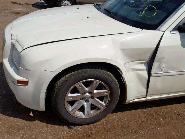 2C3KA53G26H256273 - 2006 CHRYSLER 300 TOURIN WHITE photo 9