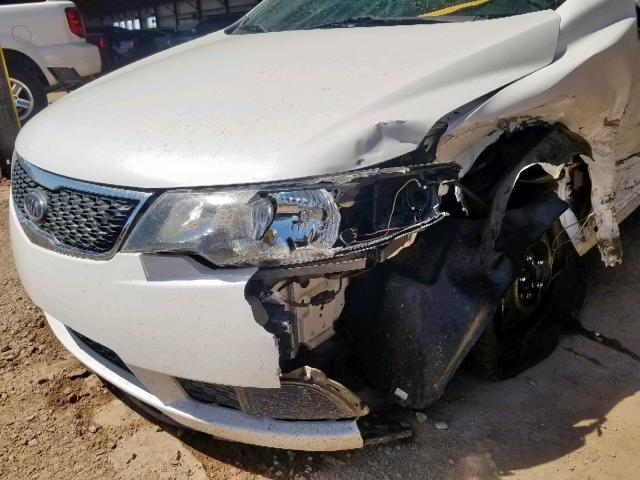 KNAFU4A27C5644198 - 2012 KIA FORTE EX WHITE photo 10