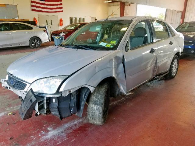 1FAFP34N85W308122 - 2005 FORD FOCUS ZX4 SILVER photo 2