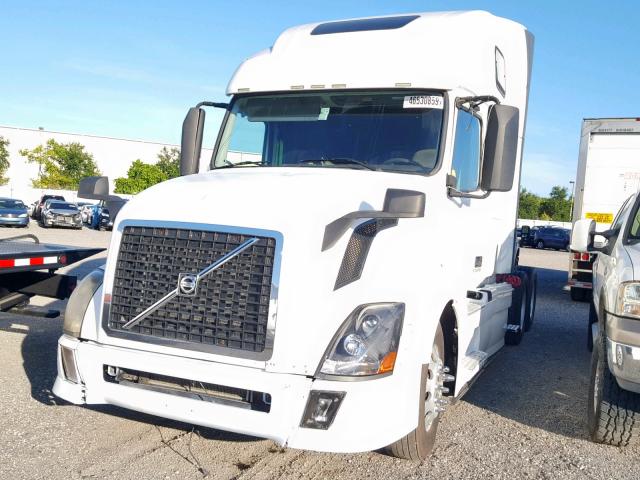 4V4NC9TG4DN562135 - 2013 VOLVO VNL WHITE photo 2