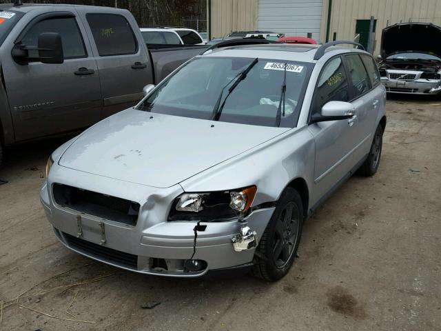 YV1MJ682372286796 - 2007 VOLVO V50 T5 SILVER photo 2