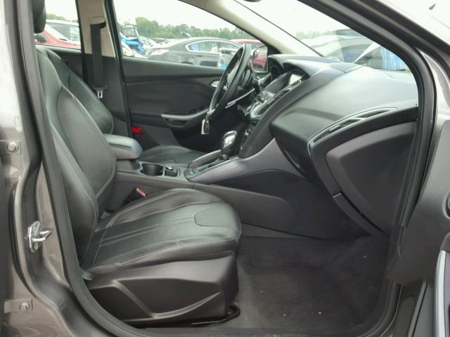 1FAHP3J26CL327799 - 2012 FORD FOCUS TITA GRAY photo 5