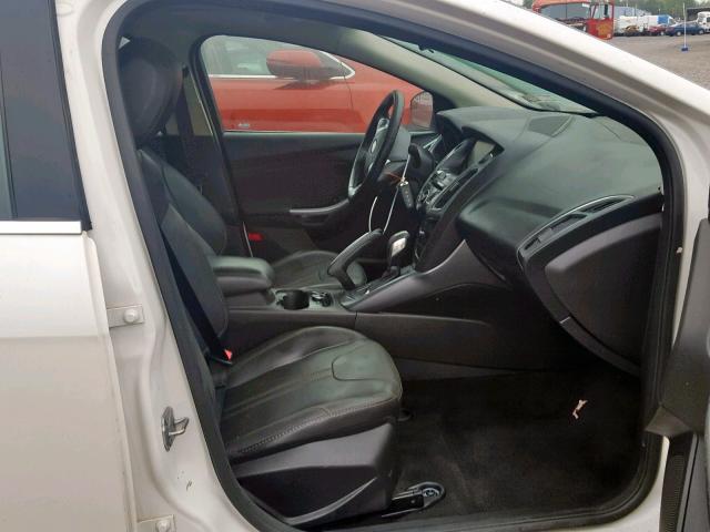 1FADP3N2XDL206977 - 2013 FORD FOCUS TITA WHITE photo 5