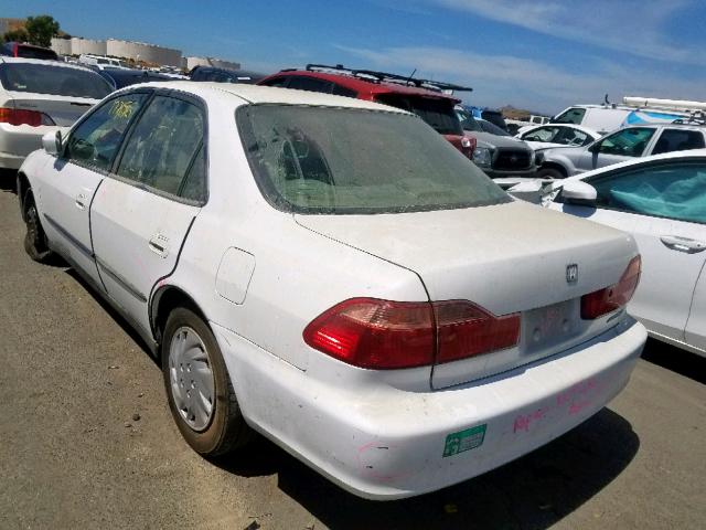 1HGCG6658YA014427 - 2000 HONDA ACCORD LX WHITE photo 3