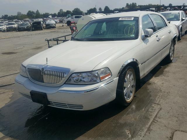 1LNHM83W34Y661305 - 2004 LINCOLN TOWN CAR U WHITE photo 2