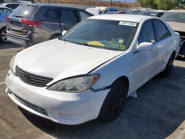4T1BE32K65U572339 - 2005 TOYOTA CAMRY LE WHITE photo 2