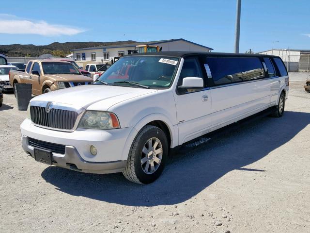 5L1FU27R54LJ39694 - 2004 LINCOLN NAVIGATOR WHITE photo 2