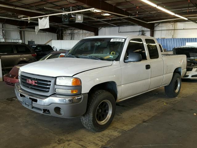 1GTEK19V55E332997 - 2005 GMC NEW SIERRA WHITE photo 2