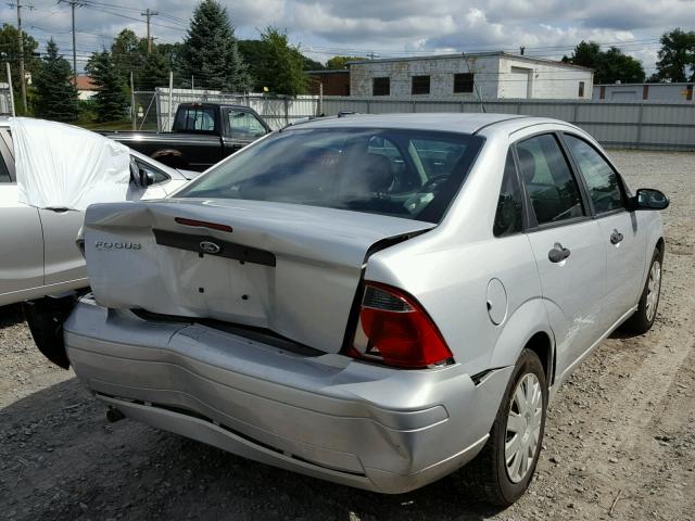 1FAFP34N47W168847 - 2007 FORD FOCUS ZX4 SILVER photo 4