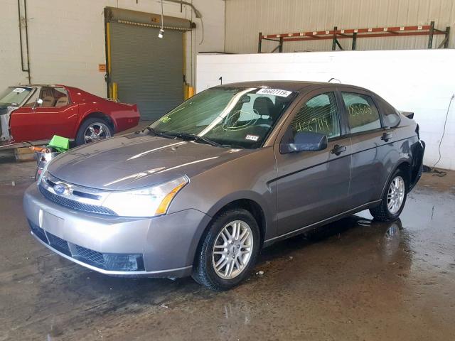 1FAHP35N29W261053 - 2009 FORD FOCUS SE GRAY photo 2