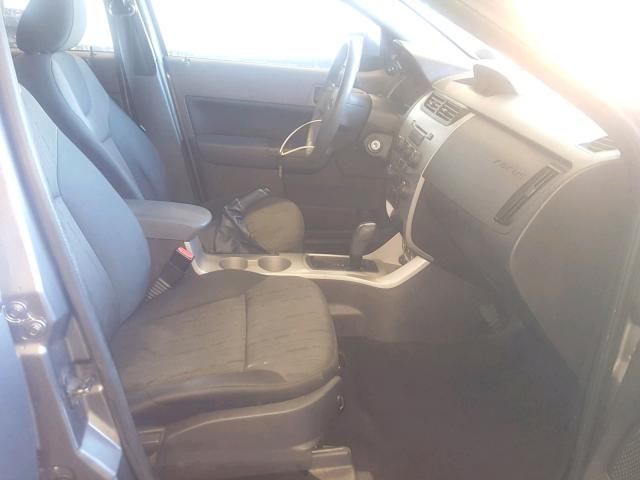 1FAHP35N29W261053 - 2009 FORD FOCUS SE GRAY photo 5