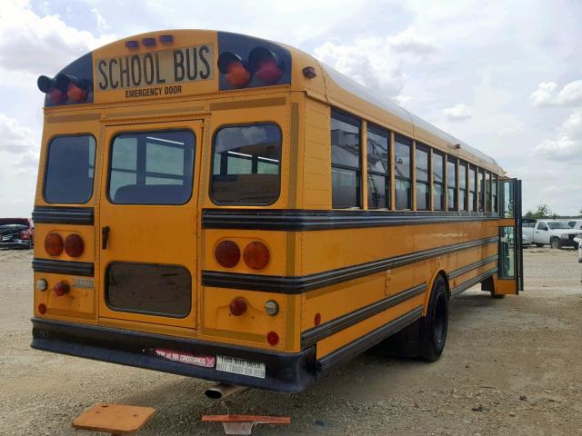 4UZAAXAK52CJ20707 - 2002 FREIGHTLINER CHASSIS FS YELLOW photo 4