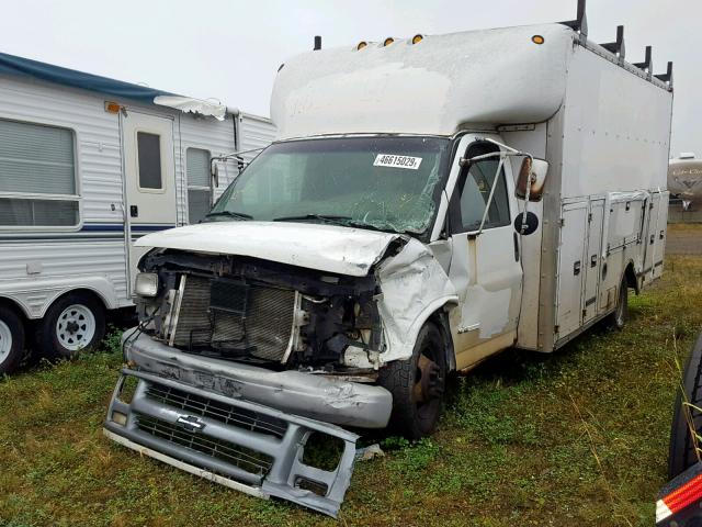 1GBJG31R211109963 - 2001 CHEVROLET EXPRESS CU WHITE photo 2