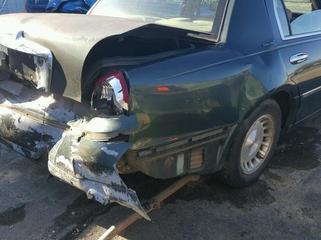 1LNFM81W6WY646374 - 1998 LINCOLN TOWN CAR E GREEN photo 9