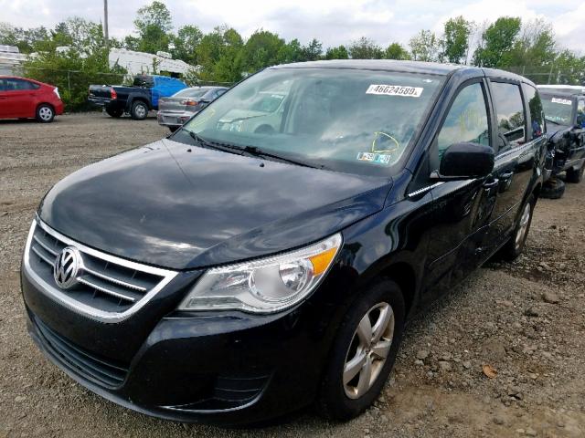 2V4RW3D12AR186552 - 2010 VOLKSWAGEN ROUTAN SE BLACK photo 2