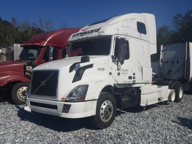 4V4NC9EH2FN913195 - 2015 VOLVO VN VNL WHITE photo 2