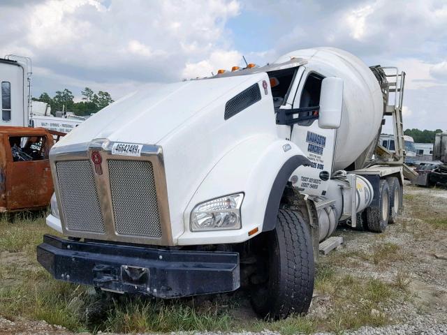 1NKZL70X3JJ224300 - 2018 KENWORTH CONSTRUCTI WHITE photo 2