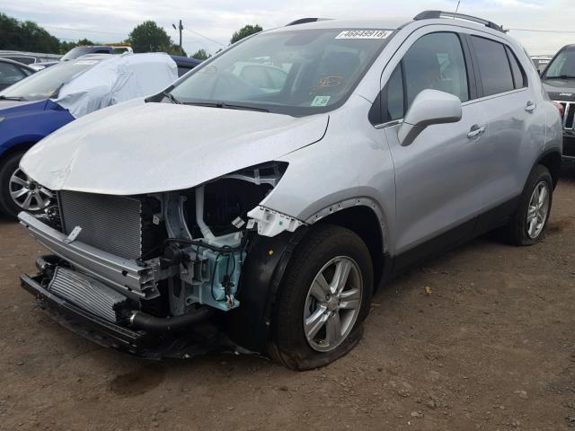 KL7CJPSB2JB706892 - 2018 CHEVROLET TRAX 1LT SILVER photo 2