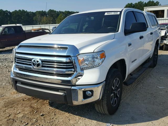 5TFDW5F17GX502891 - 2016 TOYOTA TUNDRA CRE WHITE photo 2