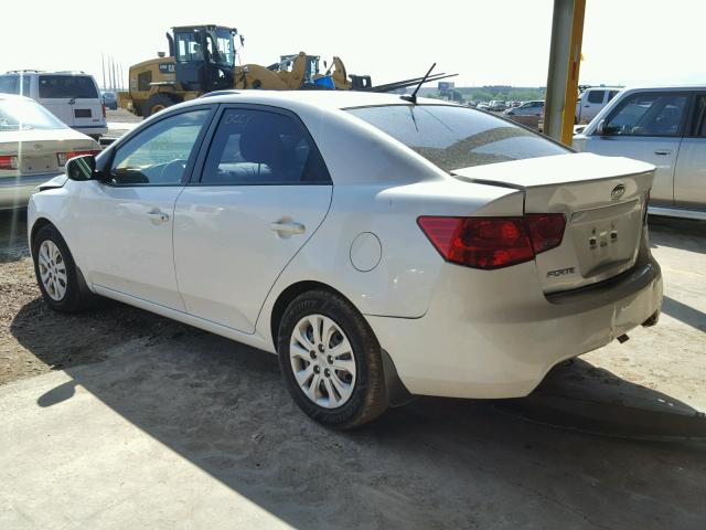 KNAFU4A20D5647557 - 2013 KIA FORTE EX WHITE photo 3