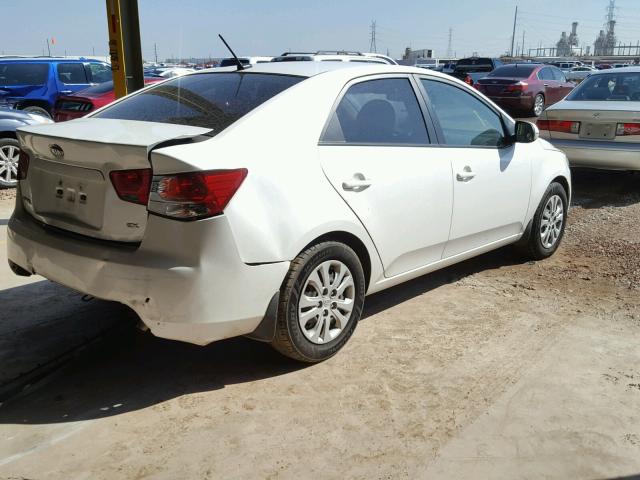 KNAFU4A20D5647557 - 2013 KIA FORTE EX WHITE photo 4