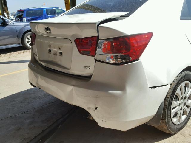 KNAFU4A20D5647557 - 2013 KIA FORTE EX WHITE photo 9