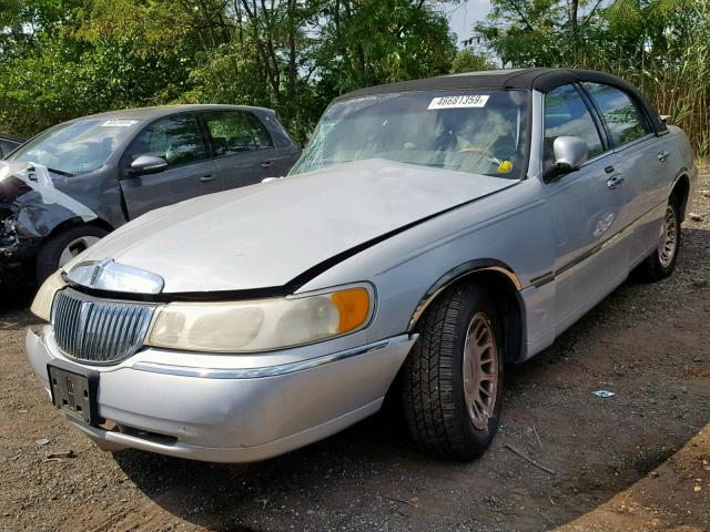 1LNHM83WX1Y613456 - 2001 LINCOLN TOWN CAR C SILVER photo 2