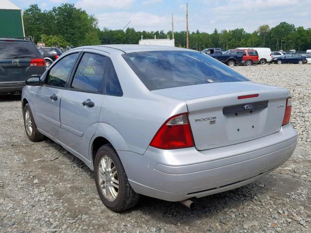 1FAFP34N35W257001 - 2005 FORD FOCUS ZX4 SILVER photo 3