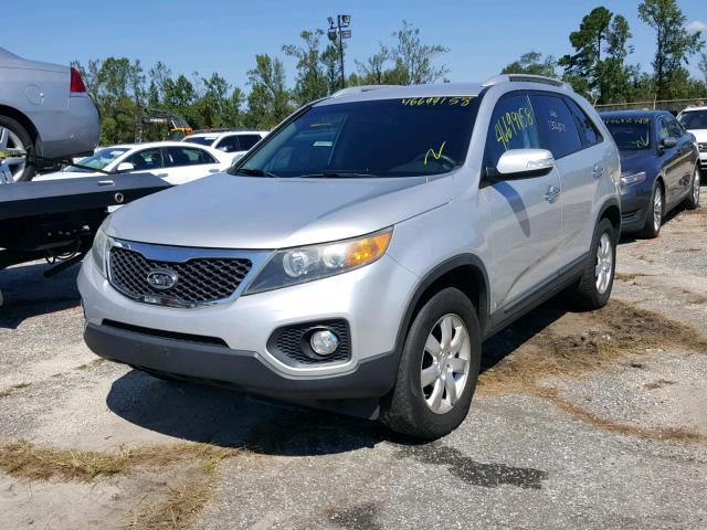 5XYKTDA13BG014518 - 2011 KIA SORENTO BA SILVER photo 2