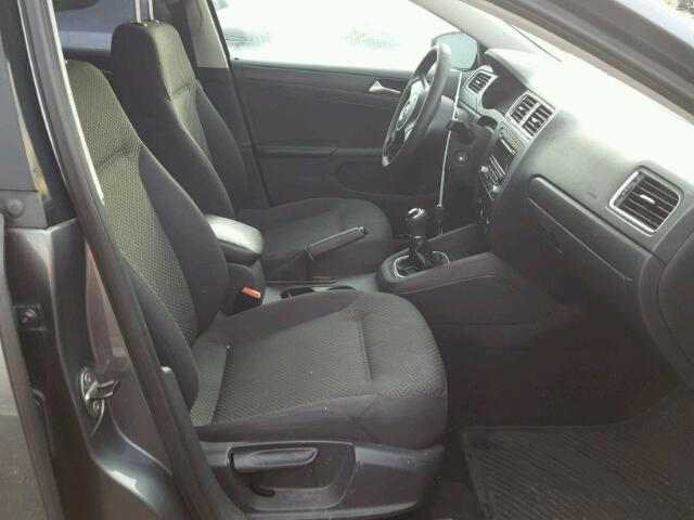 3VW1K7AJ8DM434021 - 2013 VOLKSWAGEN JETTA BASE 灰色 照片 5