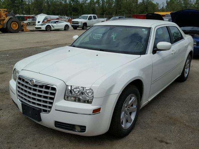 2C3KA53G36H313676 - 2006 CHRYSLER 300 TOURIN WHITE photo 2