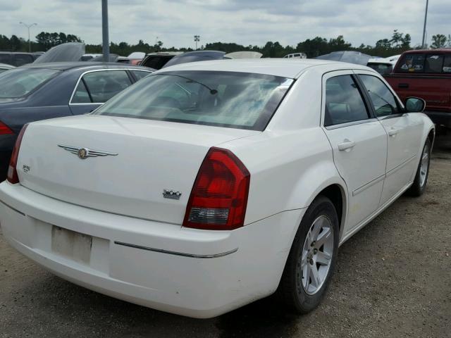 2C3KA53G36H313676 - 2006 CHRYSLER 300 TOURIN WHITE photo 4